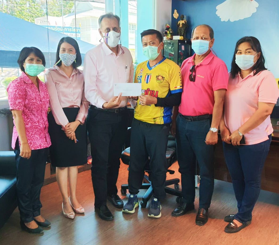 Khun Sarayuth, Director met with chief of Koh-Kaew SAO to handover the donation